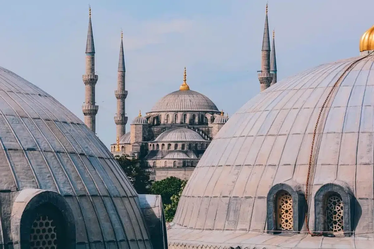 Sultanahmet'teki meydanın karşısından Sultanahmet Camii